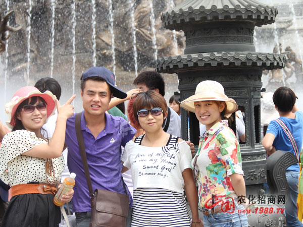 噴泉廣場(chǎng)前和美女合照