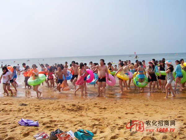 在大海的環(huán)繞下大家都暢懷大笑