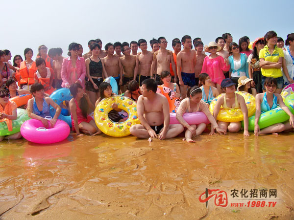 小伙子的目光被美女吸引了