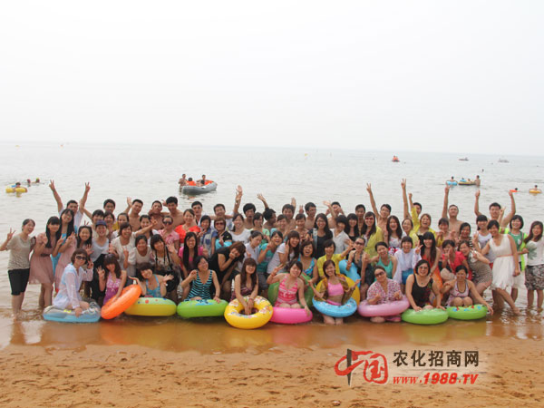 全體美女帥哥海邊合影