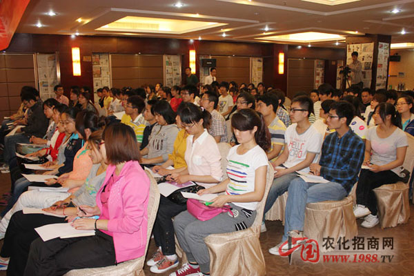 認(rèn)真的填寫問卷