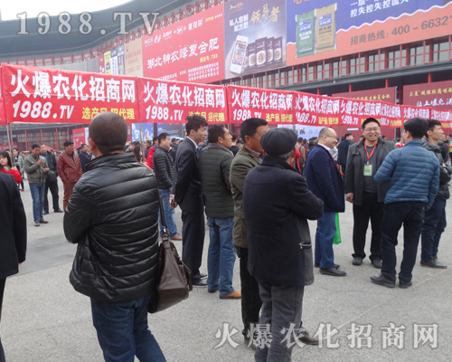     農(nóng)化宣傳隊(duì)成為2017中原肥料會(huì)上一道亮麗的風(fēng)景線