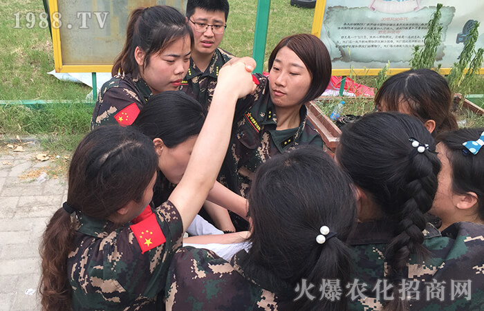 ���ڳ�Խ������ƴ���Є�(d��ng)����