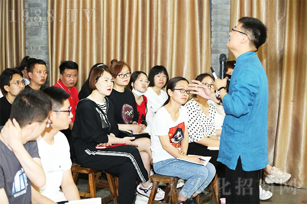 天下難事,必作于易