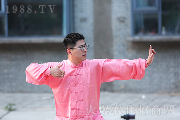 做自己:上善若水,為而不爭(zhēng)!