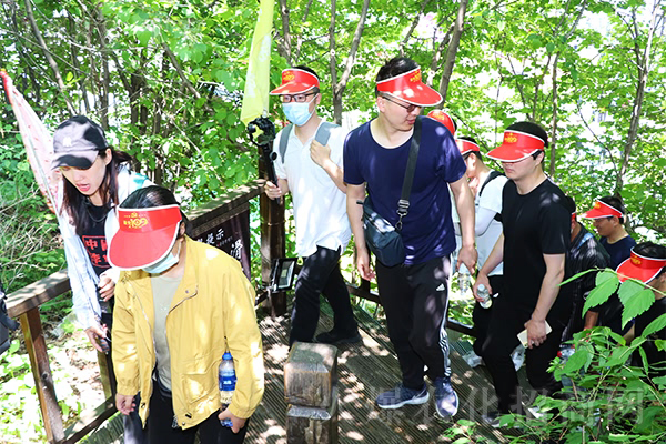 一家人,一條心,一個(gè)方向,一起前進(jìn)!