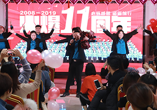 ��Խ�Լ�������衶ӭ���L(f��ng)������(l��)�҂��ɞ��Լ���Ӣ����