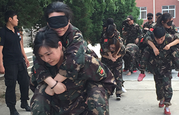 ������;�ж��D�U(xi��n)���Ҷ����v�������¸�ǰ�У�